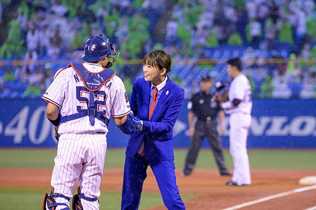 見事、始球式を終え、捕手を務めた中村と握手