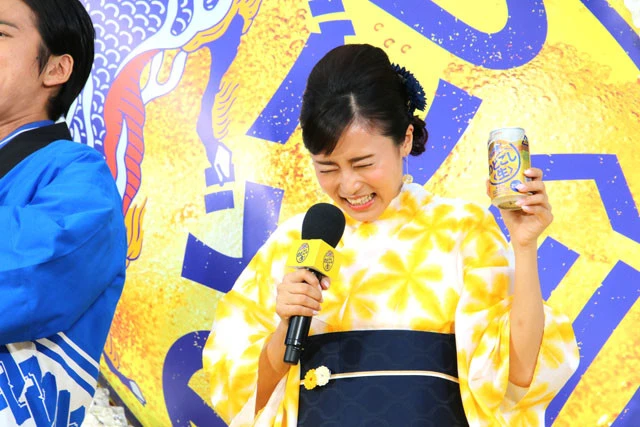 ビールのうまさをかみ締める小島