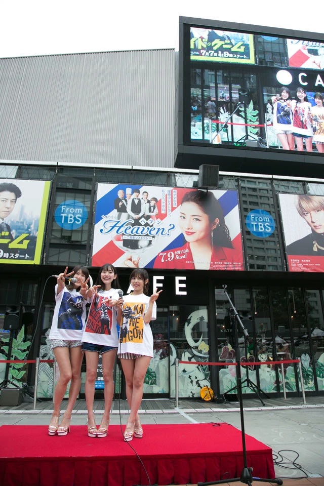 大型ビジョンに自分たちが映り、興奮する3人