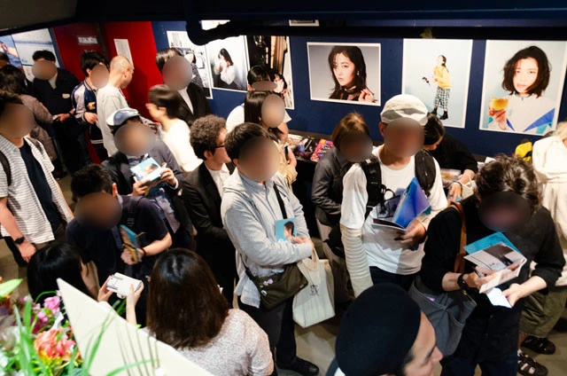 「the face」開催中のロビーは、本人の写真や直筆イラストが展示され、常に観客でいっぱいに。根矢は「以前、絵や写真は女優業の役に立たないと言われたけど、この展示は私なりのラブレターなんです」と笑う