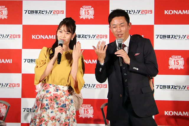 結婚会見コントをする永尾と赤星。突然のことに赤星は右手を挙げるミス