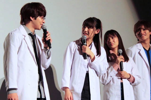 西銘が空回りするたび、冷たい視線を投げて笑いに変える浅川