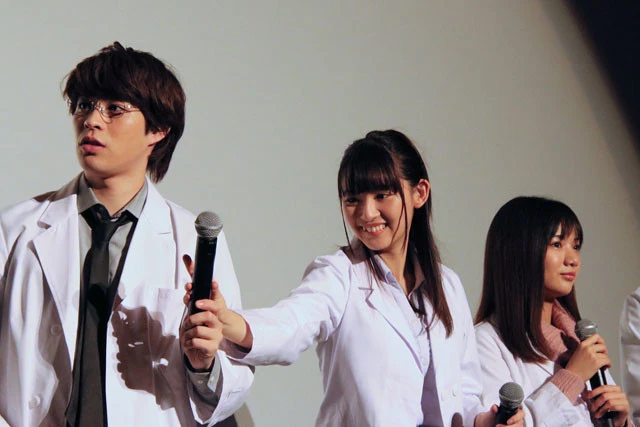 たびたびスベる西銘のマイクをこっそり取り上げようとする浅川