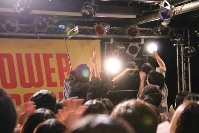 150人の合唱を自撮り撮影する3人