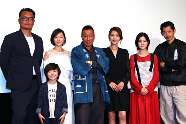 (左から)権野監督、潤浩、広末、長渕、飯島、山口、瑛太