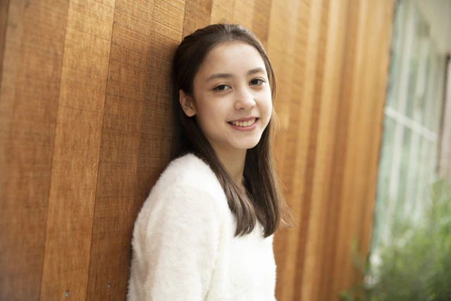 話す言葉もひとつひとつ丁寧に選ぶなど、素顔も15歳とは思えぬほどの大人っぽさ