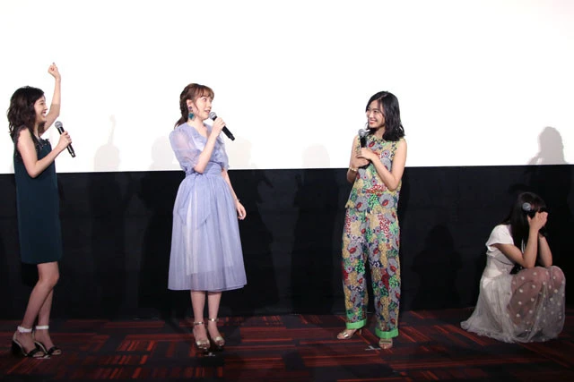 腕を振り上げ喜ぶ松田と、ネタバレに気付き崩れ落ちた浅川