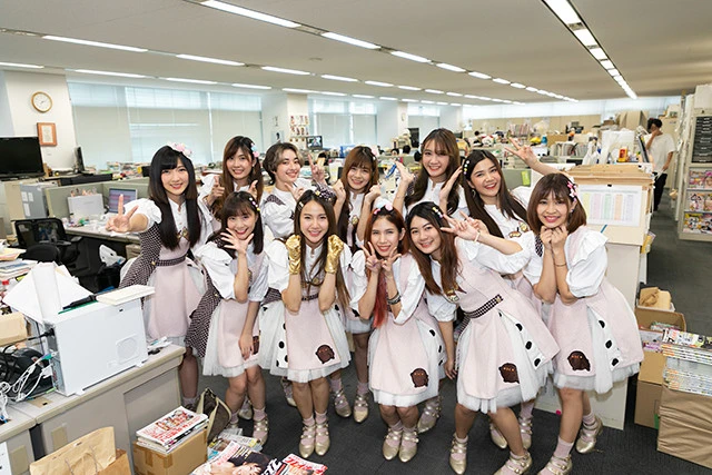 タイで大人気のアイドルグループ「ＳＷＥＡＴ１６！」が週プレ編集部を訪問！　日本でのブレイクも期待のメンバーたちを一挙紹介！