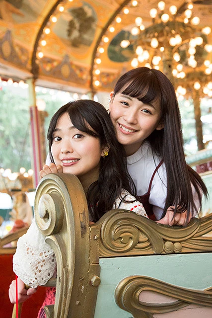 『映画 としまえん』に出演している北原里英(左)と浅川梨奈(右)を「としまえん」で撮影!