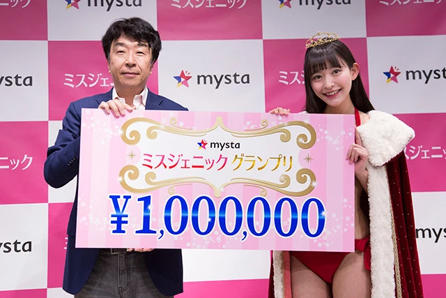 グランプリを獲得した高崎かなみさんには、賞金100万円が贈呈された