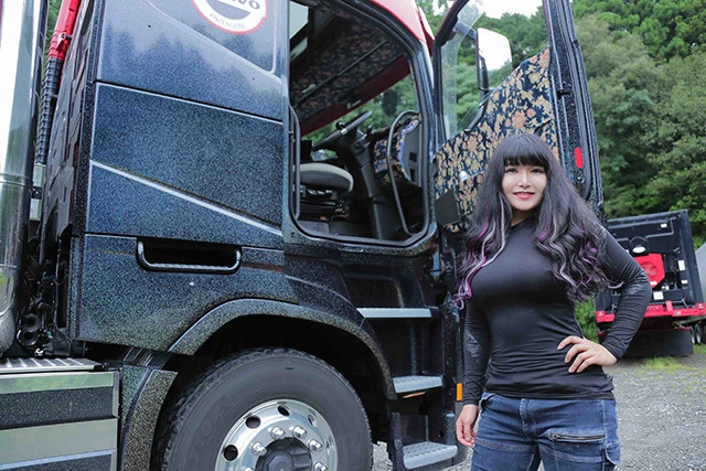 北海道から九州まで、日本中をかける長距離トラガール・佐々木梨乃「大好きな演歌をヘビロテしてハンドルを握っています」