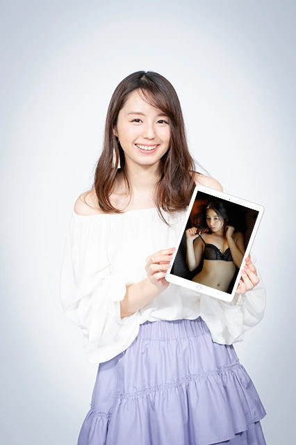 週プレとヤンジャンのデジタル写真集プロモーションキャンペーン『グラデジ！』開催中！　キャンペーンガール・小池里奈が４００Ｐもの合本版に驚愕！