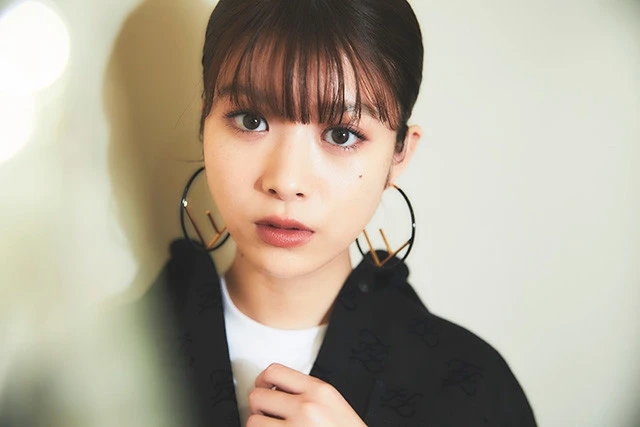 初の紀行本『ばばたび』が大反響の馬場ふみか。収録された過去の秘蔵グラビアを見て「自分では変わってないと思っていましたけど、19歳のときとだいぶ顔変わってますね。大人になった(笑)」