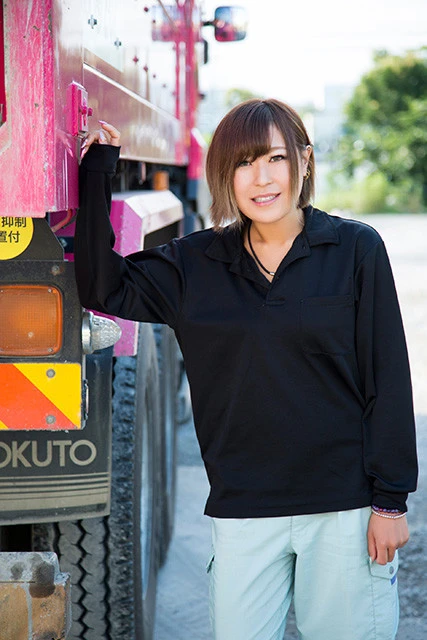 ピンクの１０トンダンプで廃材を運び出すトラガール・庄司里穂「いつも『お嬢』『姫』と呼ばれています」