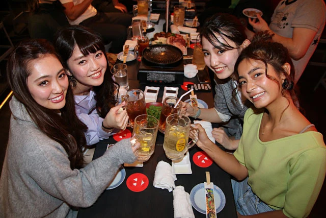 4人で酒場に来るのは初めて。みんなで乾杯!(編集部注:黒木は未成年のためウーロン茶)