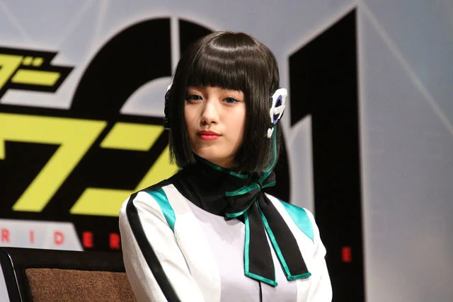 AIロボ・イズを演じるヒロイン・鶴嶋乃愛