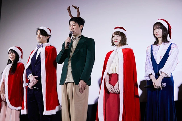 オープニングトークで会場を沸かせた小藪千豊さんと、そのトークに笑顔を漏らす花澤香菜さん