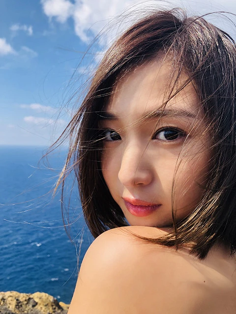 佐山彩香がグラビア引退の真相と、幻の「オールヌード撮影」について語る「２０歳の私を悩ませた"波平ヘア"」