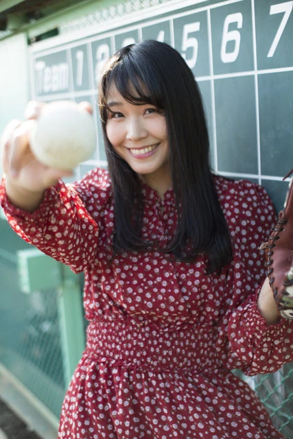 ユンケルのＣＭでイチローとキャッチボールをする注目女優・小玉百夏は、最速１０４キロのストレートを投げる野球女子！