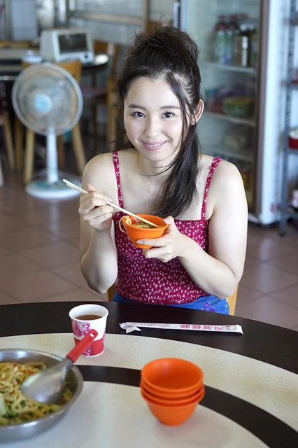 グラビアデビュー10周年! 小池里奈「週プレさんには大人の階段上らせていただきました!」