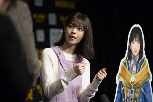 「車の免許を取りたいんです」とハンドルをまわすジェスチャーをみせた