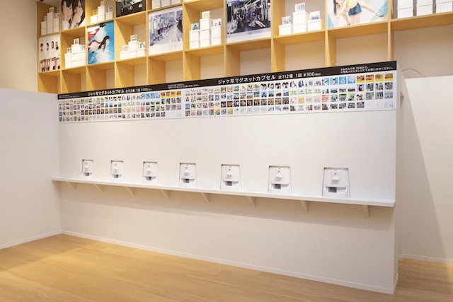 ジャケ写マグネットが入ったガチャガチャ。1回300円で全112種