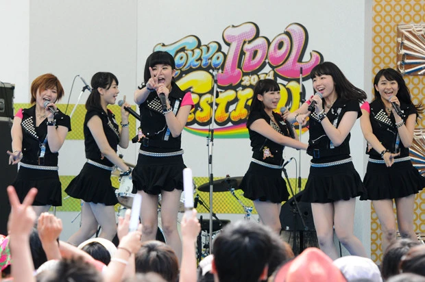 オープニングアクトを務めたスマイレージ(2014年)