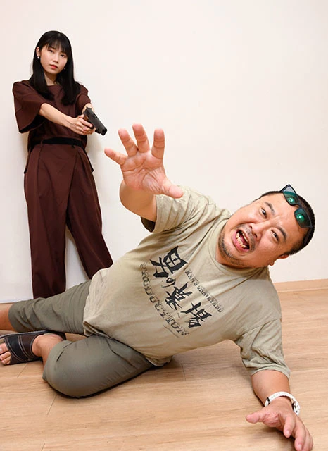 序盤の名シーン。主人公の広能昌三が土居組の組長、土居清を暗殺するシーンをふたりで完全再現です