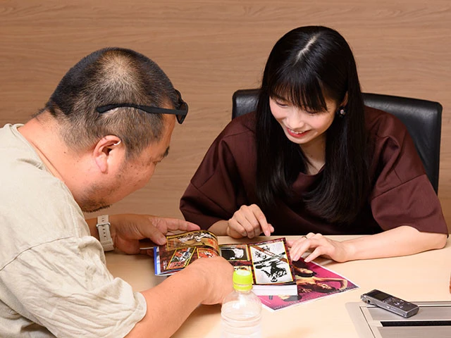 自著『仁義なき戦い 浪漫アルバム』を見せる杉作氏。「このポスターはですね」と、語りだしたら止まらない