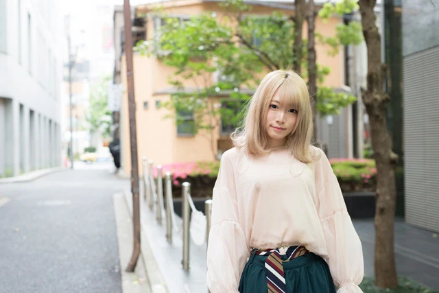 49cmのウエスト&Fカップバストの美人ギタリスト・山吹りょうが語るグラビア、ギター、音楽「バンドに関しては見た目だけで言われたくない!」