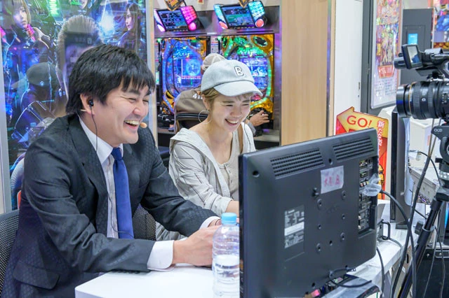 ゼブラエンジェルの戦いを見守る平成ノブシコブシの徳井氏とパチンコライターの森本レオ子さん