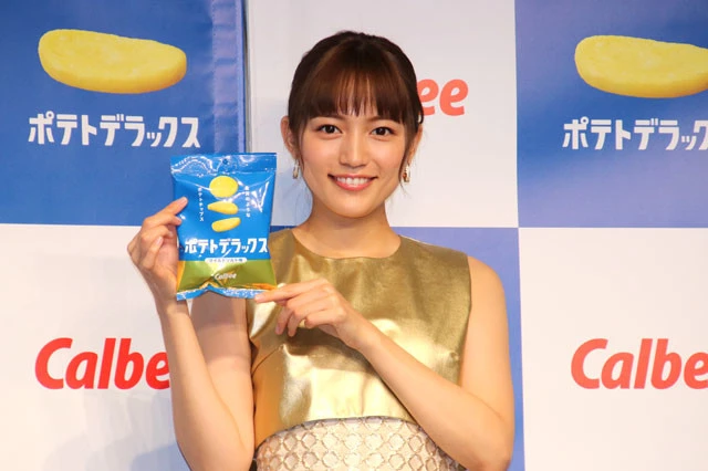 川口春奈がカルビー「ポテトデラックス全国制覇イベント」で、自身のフィギュアに「めちゃくちゃちっちゃいけど、かわいい！」