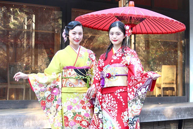 新成人の女優・紺野彩夏＆大谷凜香が晴れ着姿をお披露目。２０歳の恋愛事情は「優先順位は下」「しなくてもいい」