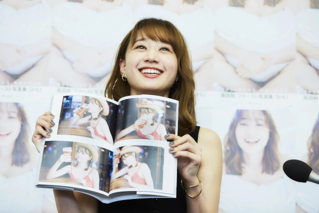 撮影中もビールは大事! オーストラリアのバーで飲んでいるカットも