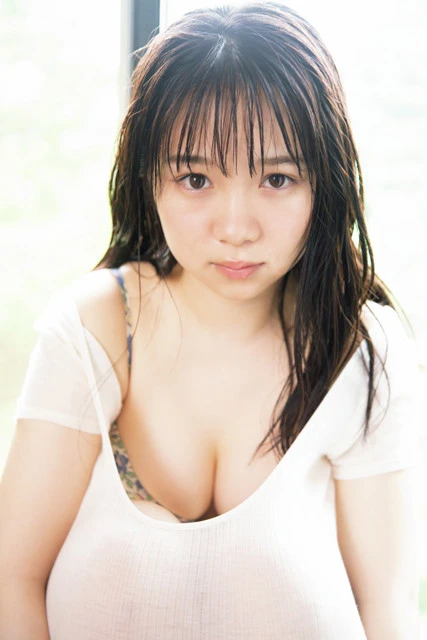 "ミニマム&グラマラス"の超新星・池本しおりは、兵庫の現役高校3年生「もし表紙の夢が叶うなら? お地蔵さんみたいな格好で、雪山で撮影したいです」