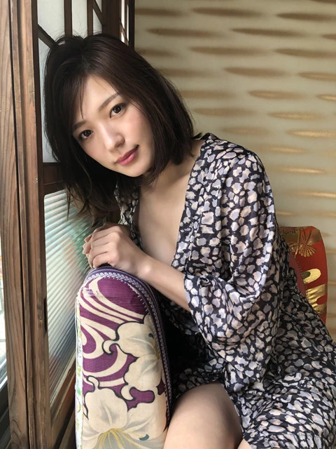 元看護師で、華奢なアイドル好きの巨乳美女・瀬山しろ「胸が大きくてよかったことはひとつもありません」