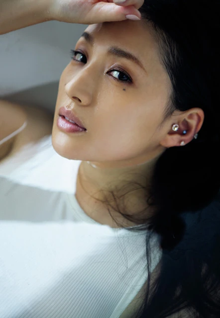 『テセウスの船』出演女優・芦名 星が１０年ぶりに週プレ登場「身にまとう服とその下に着ける下着で、合わせてトータルコーディネート」