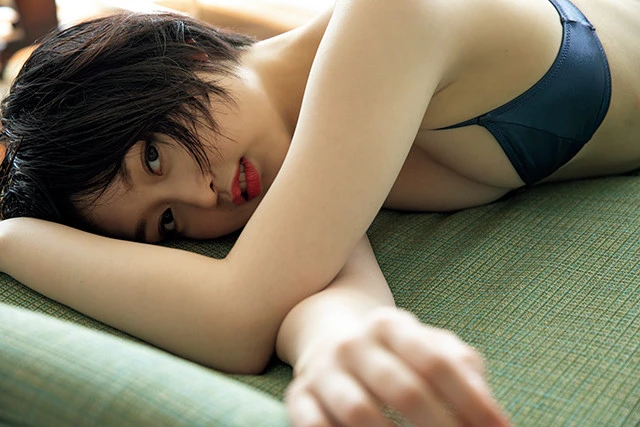 語学堪能の才女・小林穂乃香がSEXYグラビア挑戦!「こう見えてすごく奥手で、実は今まで誰とも付き合ったことがないんです」