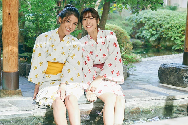 週プレ52号で表紙&巻頭グラビアに登場した鷲見玲奈(右)×岡副麻希(左)