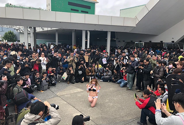 台湾のイベントにゲストとして参加したときの様子。一瞬にして数百人の来場者が彼女を取り囲んだ