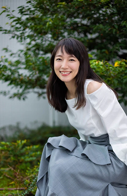 たちまち重版！　Ａｍａｚｏｎ書籍総合部門第１位を獲得した吉岡里帆セカンド写真集は「今しかできない写真を紙で残したかった」