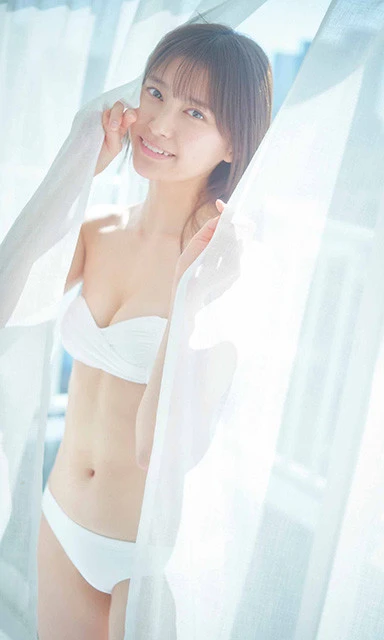 小山璃奈デジタル写真集『ＷＨＩＴＥ　ＡＬＢＵＭ～ゼロ～』より