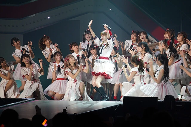 主役の荻野を称えるメンバーたち