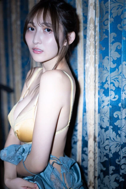 辻りりさデジタル写真集『Ｓｅｃｒｅｔ　Ｒｏｏｍ』（撮影／唐木貴央）より