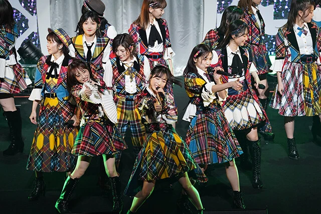 『真夏のSounds good！』で決めポーズ