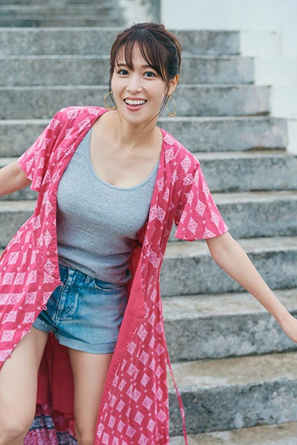 待望のファースト写真集を発売する人気フリーアナ・鷲見玲奈の意外な弱点「写真集は、いろいろ頑張らせていただきました」