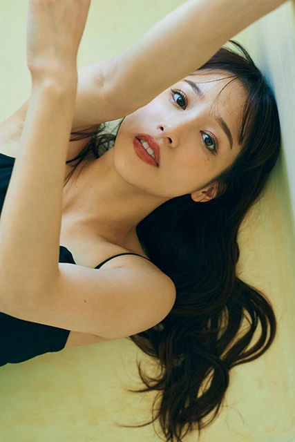 最初で最後の写真集『すみにおけない』がいよいよ発売！　鷲見玲奈「もう３１歳なので。本当に最初で最後の、こだわり抜いた一冊です」