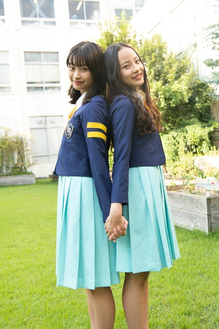 「少女歌劇団ミモザ―ヌ」の、いまもりまなか（左）・ともだりのあ（右）