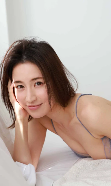 【デジタル限定】寒川綾奈写真集『３２歳でグラビアデビュー。正直、好きです！』　（Ｃ）中山雅文／集英社