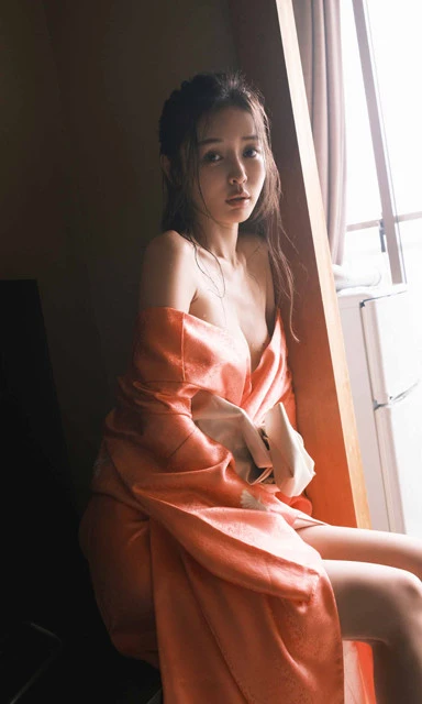 【デジタル限定】加治ひとみ写真集『お隣、空いてますか？』　（Ｃ）桑島智輝／集英社